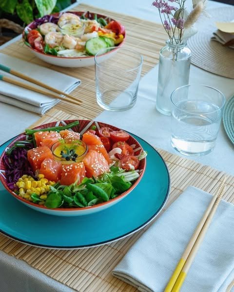 Poke bowl di salmone, edamame e pomodorini