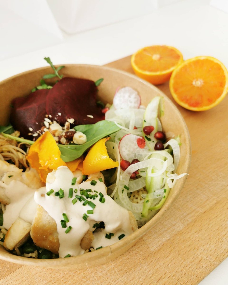 Bowl di pollo, barbabietola, finocchio e radicchio
