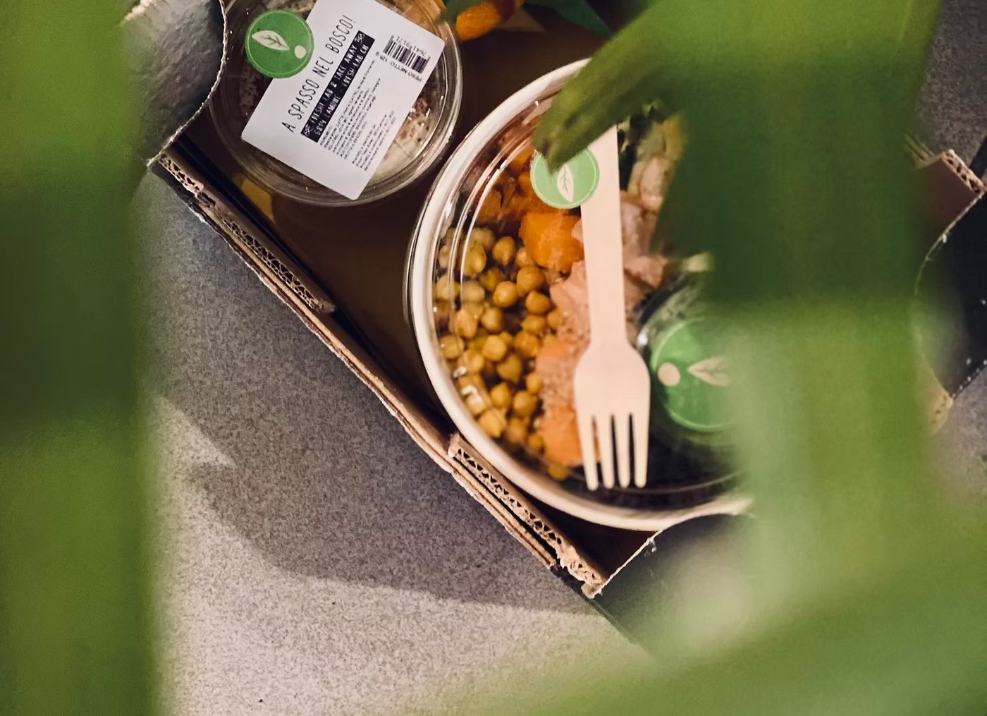Bowl di salmone, ceci e verdure
