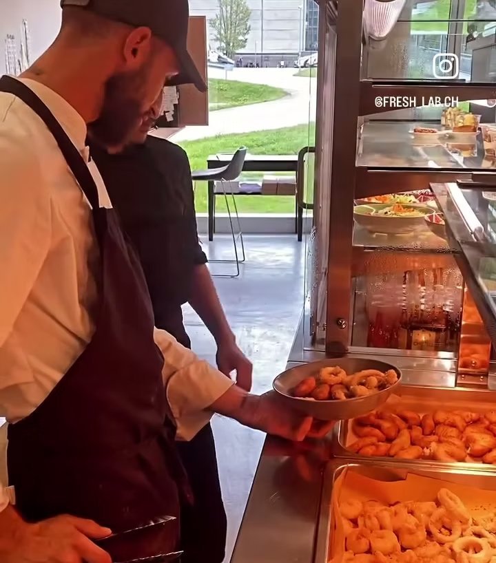 Tosca al lavoro mentre impiatta le polpette